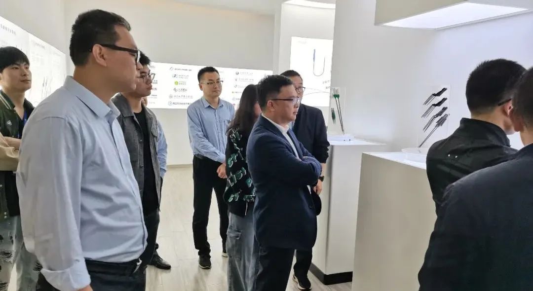 深入院企合作，，赣南医学院院长带队到访我司参观互换
